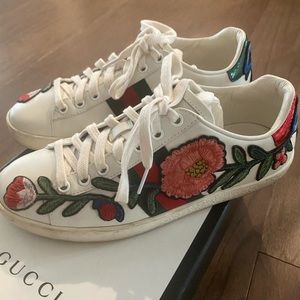 GUCCI EMBROIDERED FLORAL ACE SNEAKERS